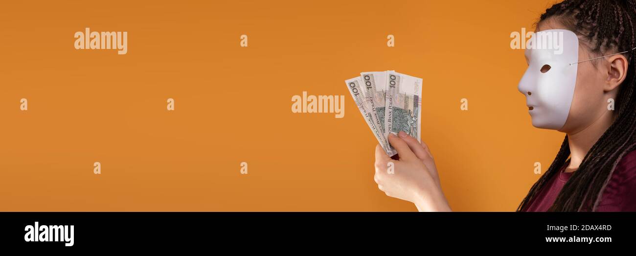 Cornice panoramica. Note cartacee tenute in mano. Un giovane adulto tiene in mano i contanti con le dita. Mani tese davanti a me. Trecce africane. Foto Stock