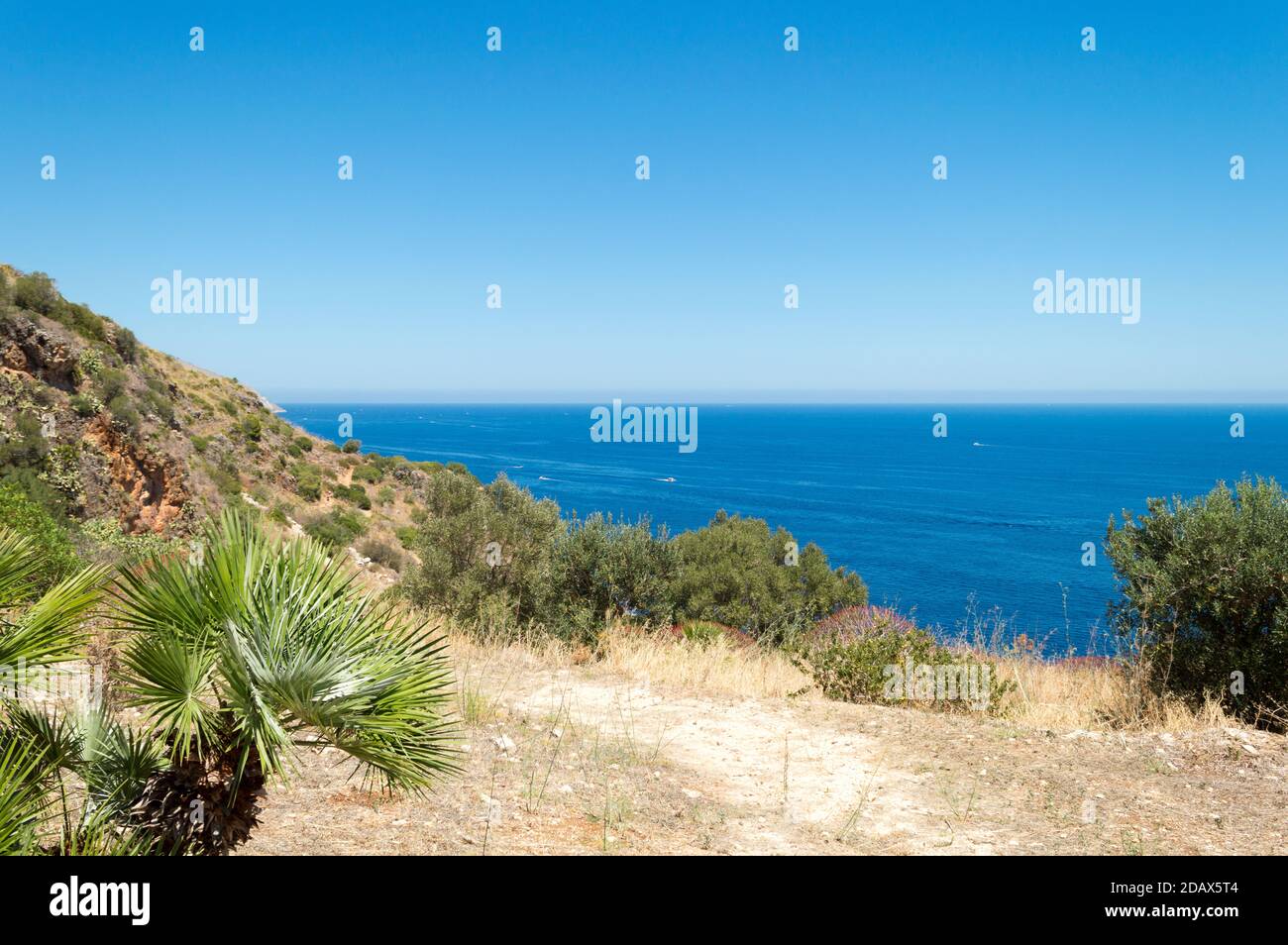 Sentiero costiero escursionistico nella riserva naturale di Zingaro in Sicilia Italia. Foto Stock