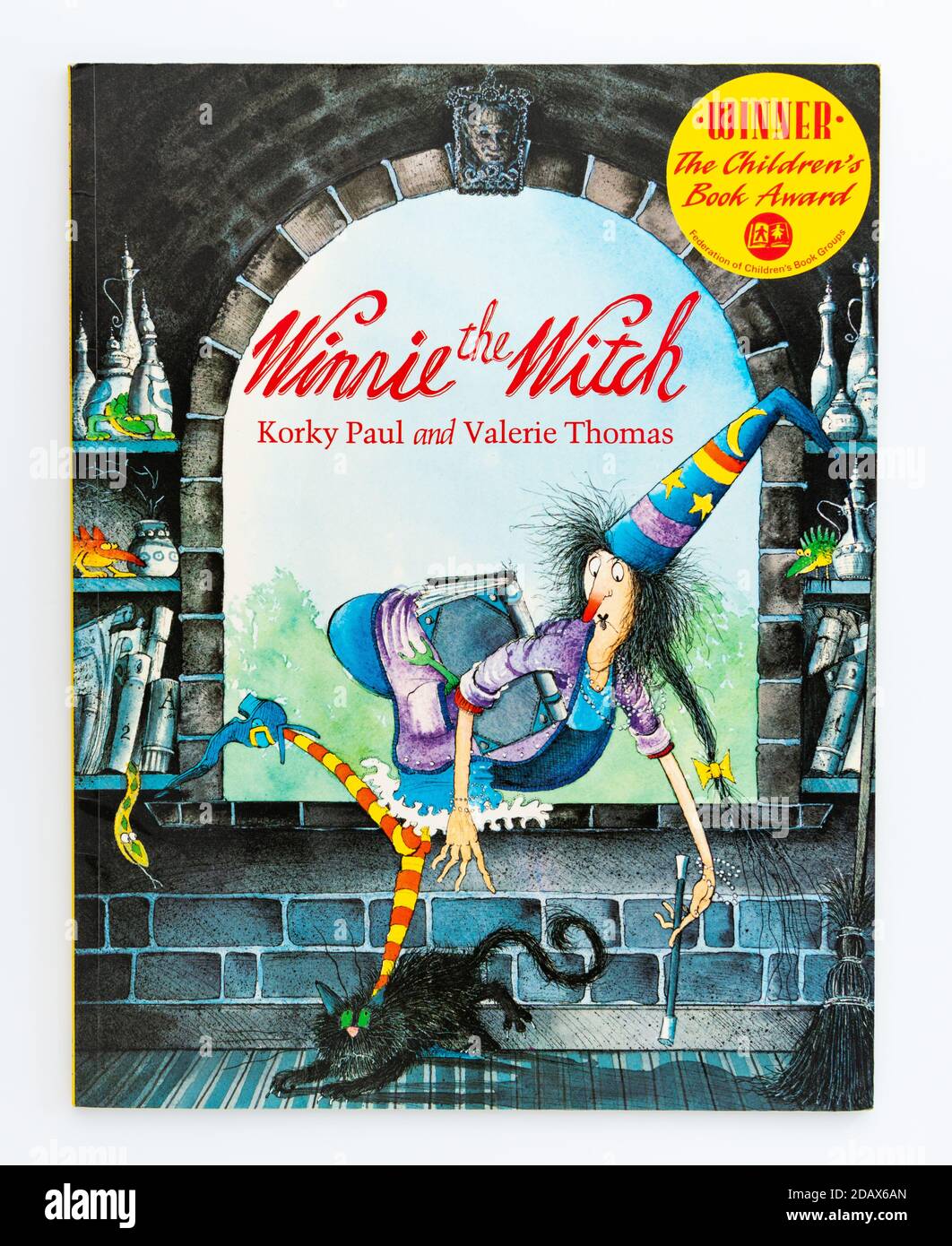 Winnie the Witch di Korky Paul e Valerie Thomas, vincitrice del Children's Book Award. (solo per uso editoriale) Foto Stock
