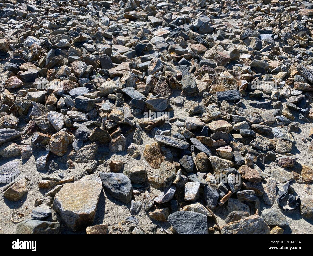 rocce di pietra di sabbia grigio marrone vista prospettica con ombre profonde e dettagli luminosi come sfondo per la presentazione dell'architettura del sito web scenario Foto Stock