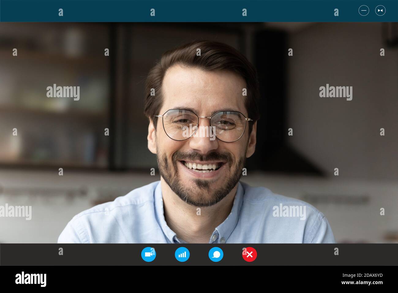 Felice 30s uomo in occhiali tenendo video chiamata divertente parlare. Foto Stock