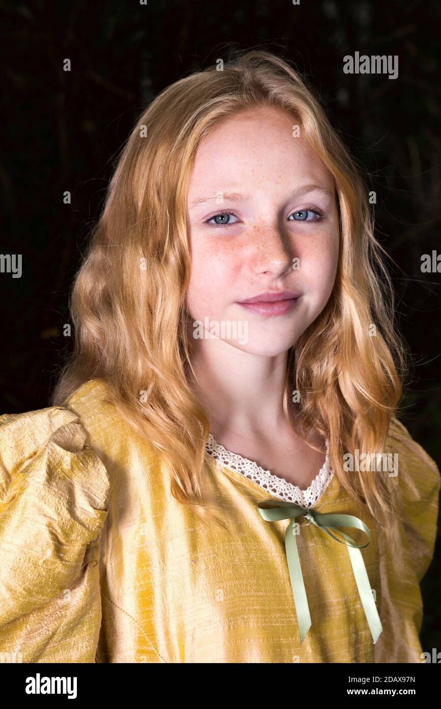 Grazioso 12-year-old che indossa un costume di periodo. Foto Stock