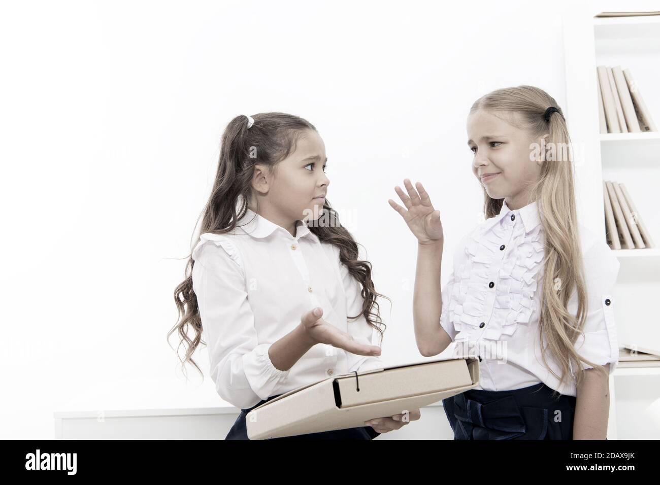 Discutere i compiti. Aiutare con il progetto. Studentesse studiare insieme. Il concetto di istruzione. Attività di gruppo. Studentesse poco amichevoli compagni di classe i bambini. Compito arduo. Studentesse della scuola di lavoro del progetto. Foto Stock