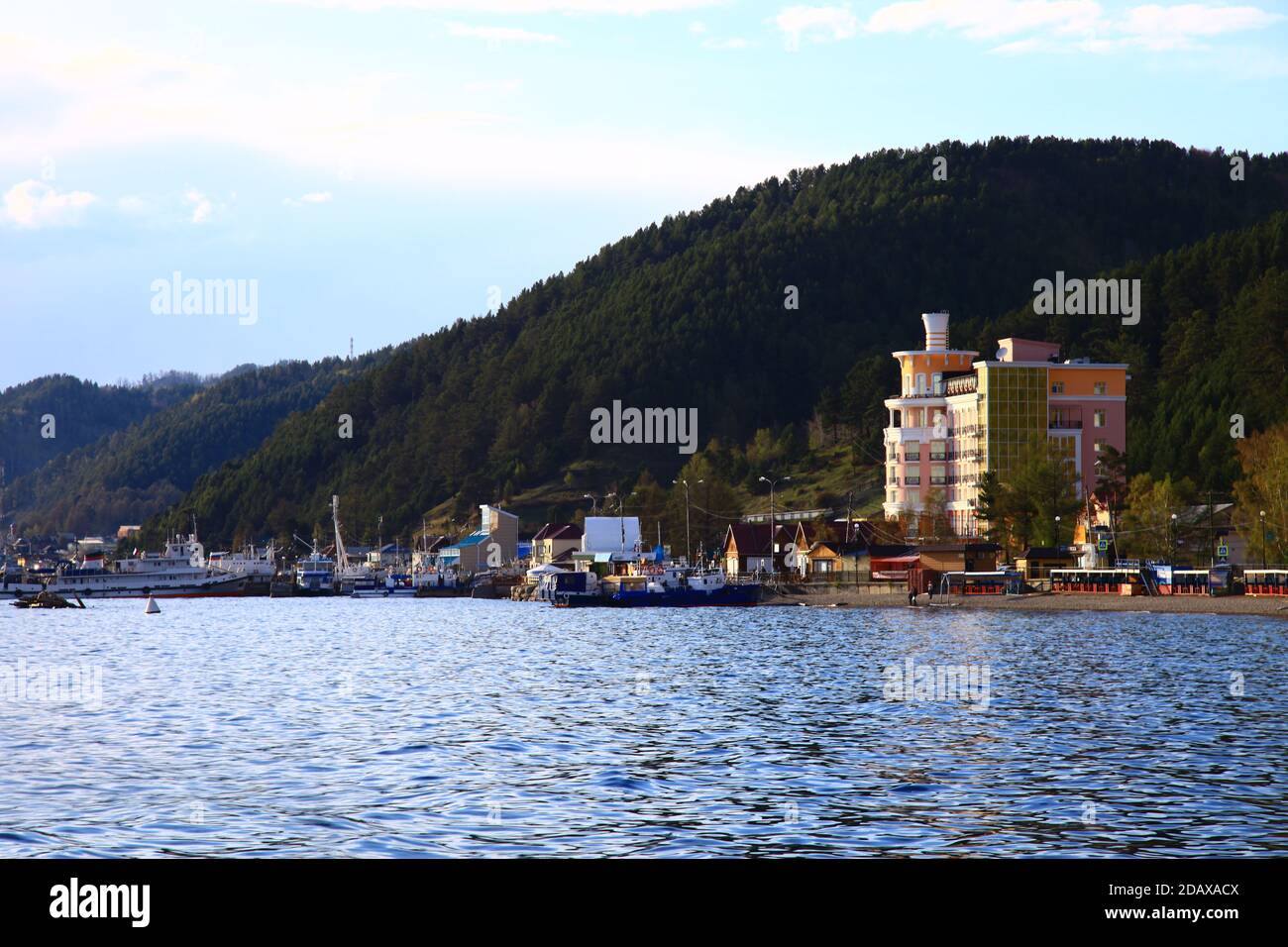 Listvyanka, Russia - 26 Maggio 2019: riva del lago Baikal. Twilight. Foto Stock