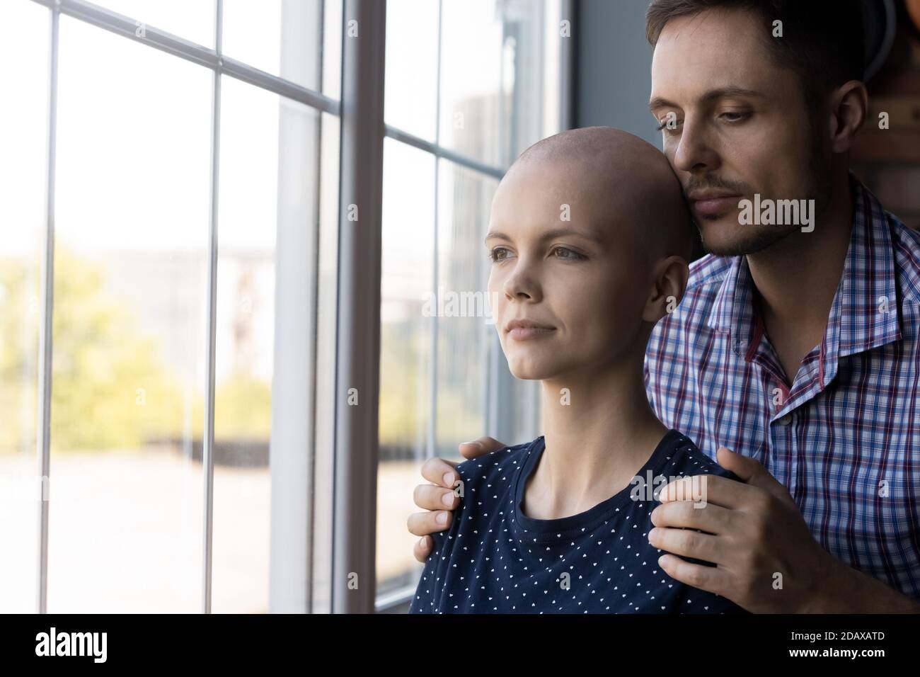Marito premuroso in piedi dietro di amata moglie paziente oncologico Foto Stock