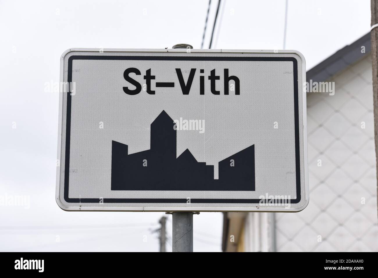 L'illustrazione mostra il nome del comune di Saint-Vith su un cartello stradale, lunedì 25 giugno 2018. BELGA FOTO JEAN-LUC FLEMAL Foto Stock