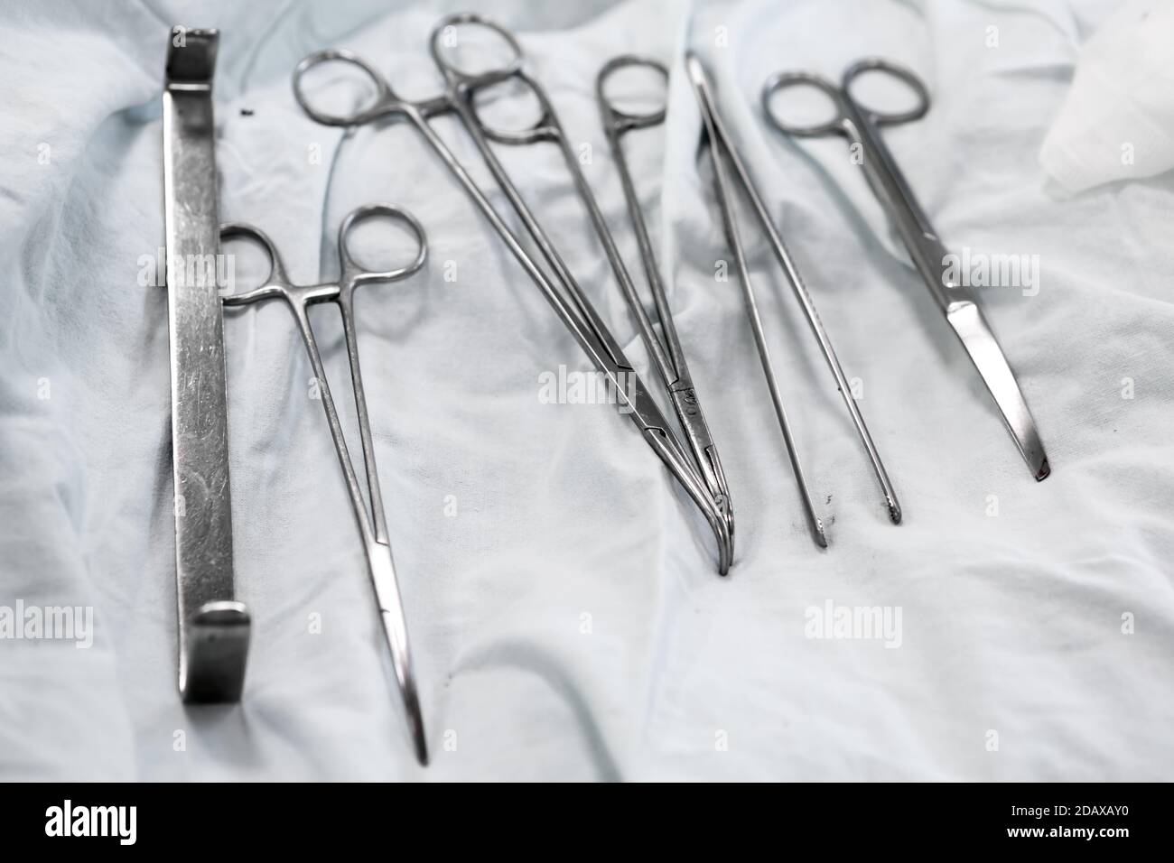 Strumenti chirurgici su tessuto nel guardaroba della sala operatoria Foto Stock