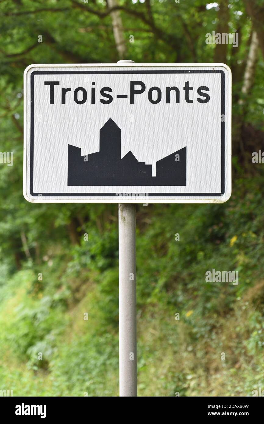 L'illustrazione mostra il nome del comune di Trois-Ponts su un cartello stradale, lunedì 25 giugno 2018. BELGA FOTO JEAN-LUC FLEMAL Foto Stock