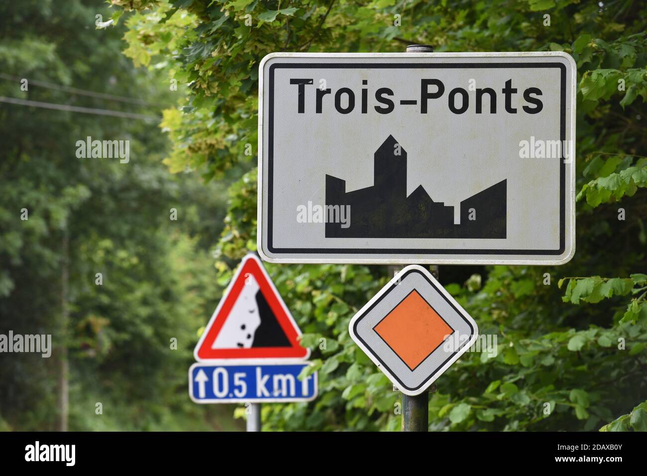 L'illustrazione mostra il nome del comune di Trois-Ponts su un cartello stradale, lunedì 25 giugno 2018. BELGA FOTO JEAN-LUC FLEMAL Foto Stock