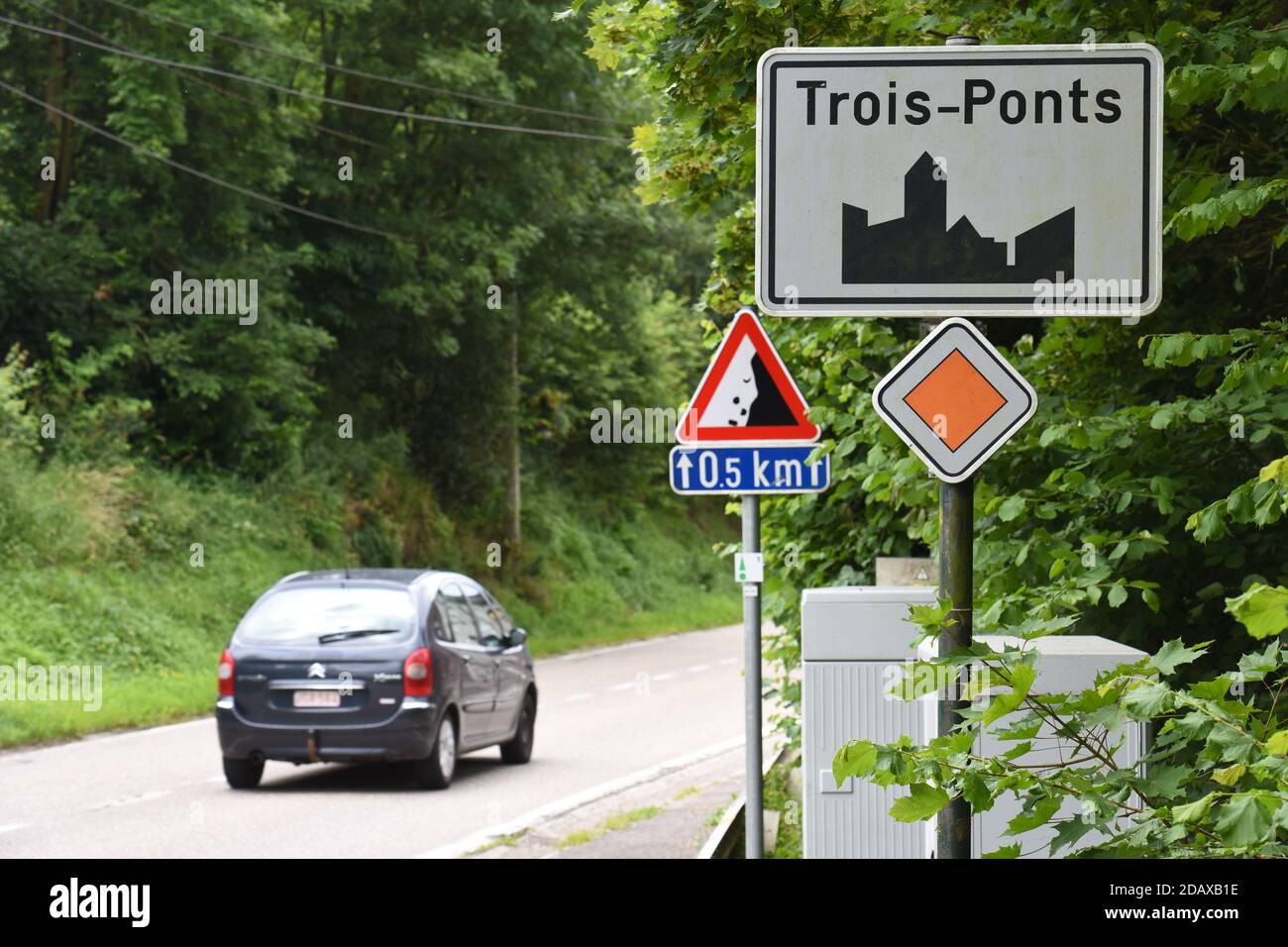 L'illustrazione mostra il nome del comune di Trois-Ponts su un cartello stradale, lunedì 25 giugno 2018. BELGA FOTO JEAN-LUC FLEMAL Foto Stock