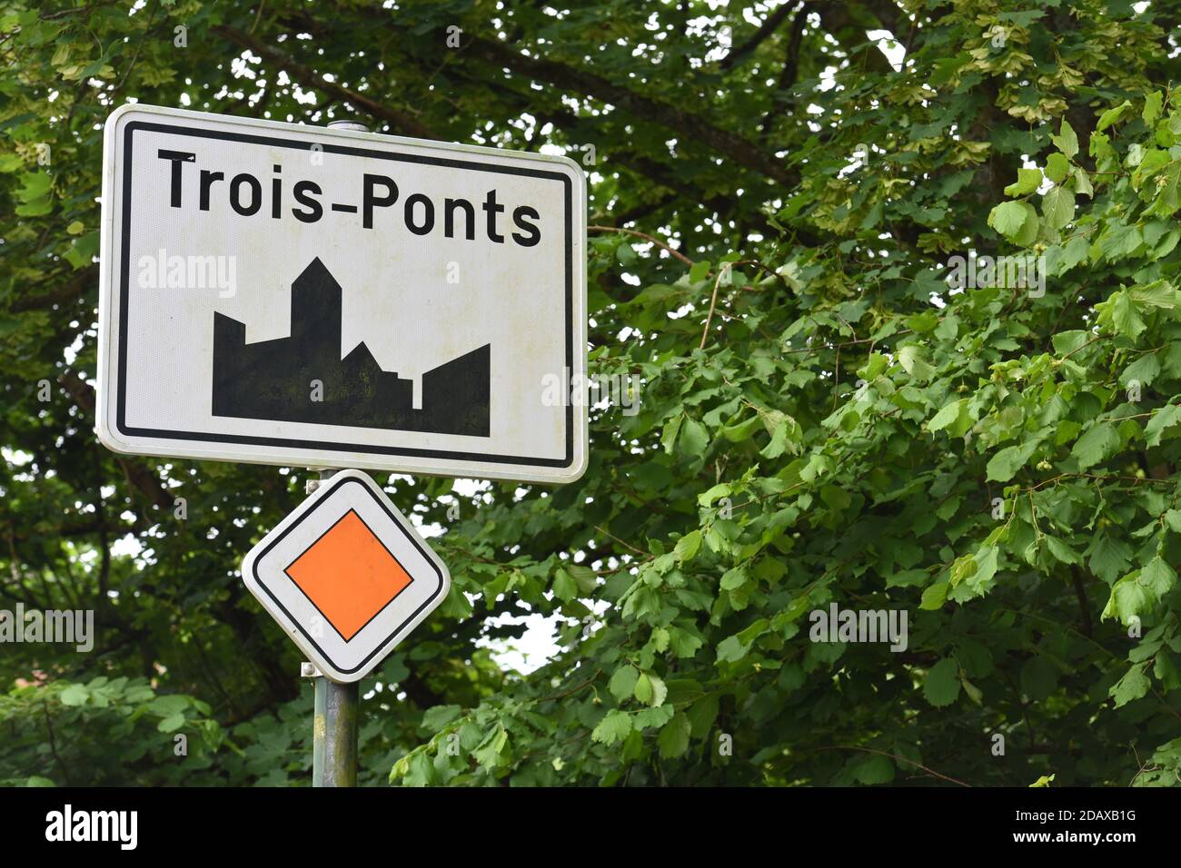 L'illustrazione mostra il nome del comune di Trois-Ponts su un cartello stradale, lunedì 25 giugno 2018. BELGA FOTO JEAN-LUC FLEMAL Foto Stock