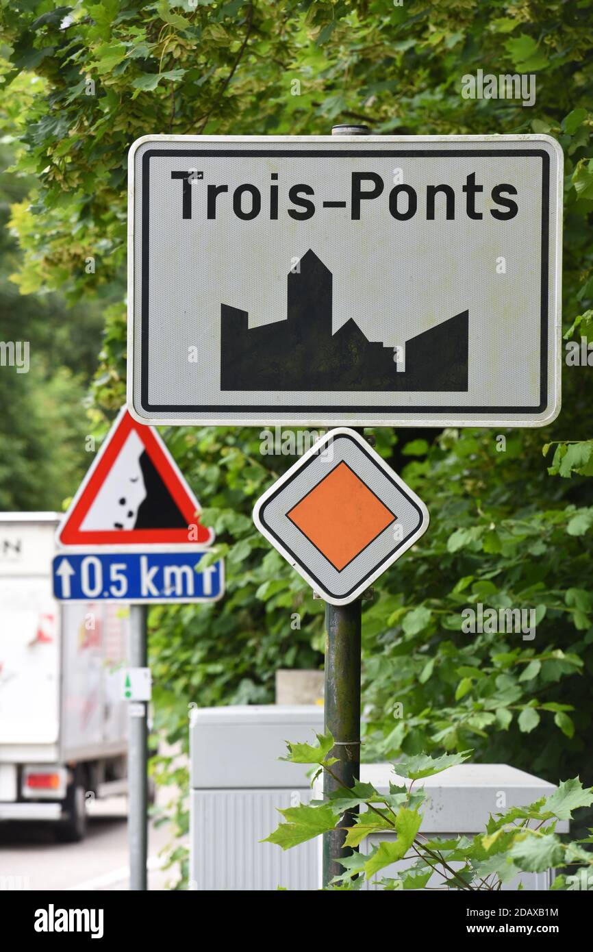 L'illustrazione mostra il nome del comune di Trois-Ponts su un cartello stradale, lunedì 25 giugno 2018. BELGA FOTO JEAN-LUC FLEMAL Foto Stock