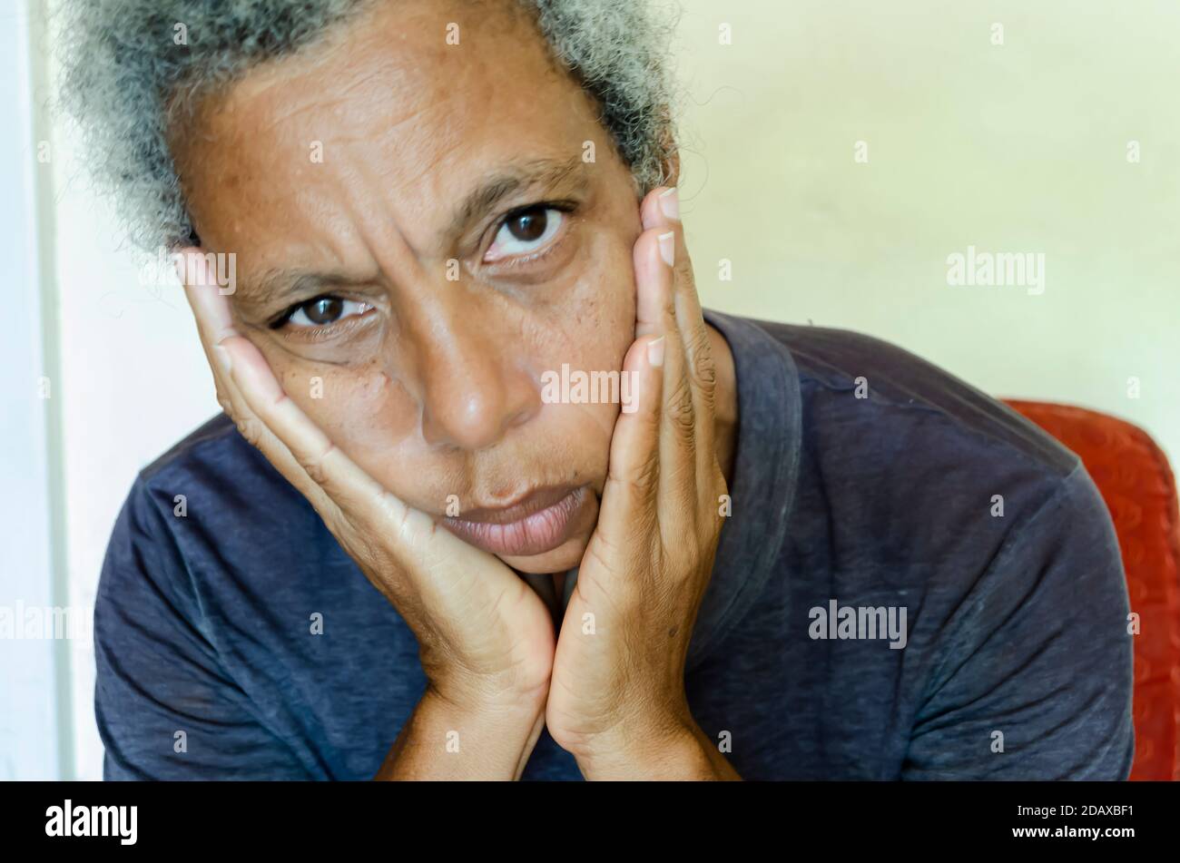 Donna con le mani sulle mascelle Foto Stock