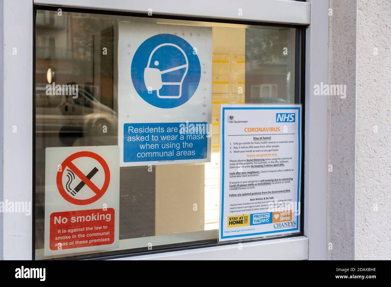 Il governo HM si accorge dell'area comunale per gli appartamenti chiedendo ai residenti di indossare maschere facciali e di rimanere a casa durante la pandemia di Coronavirus Covid-19, Regno Unito Foto Stock
