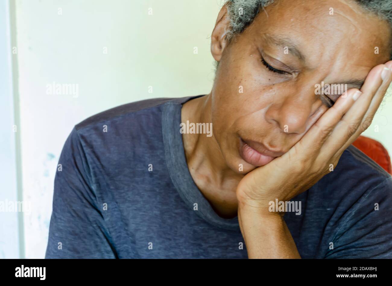 Donna malata nel dolore Foto Stock