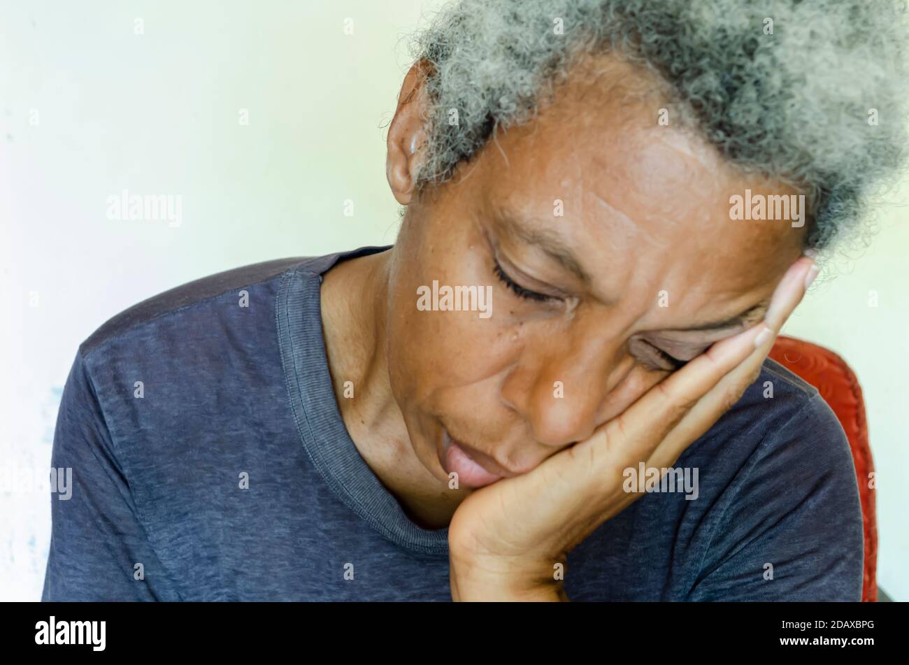 Testa malata in mano Foto Stock