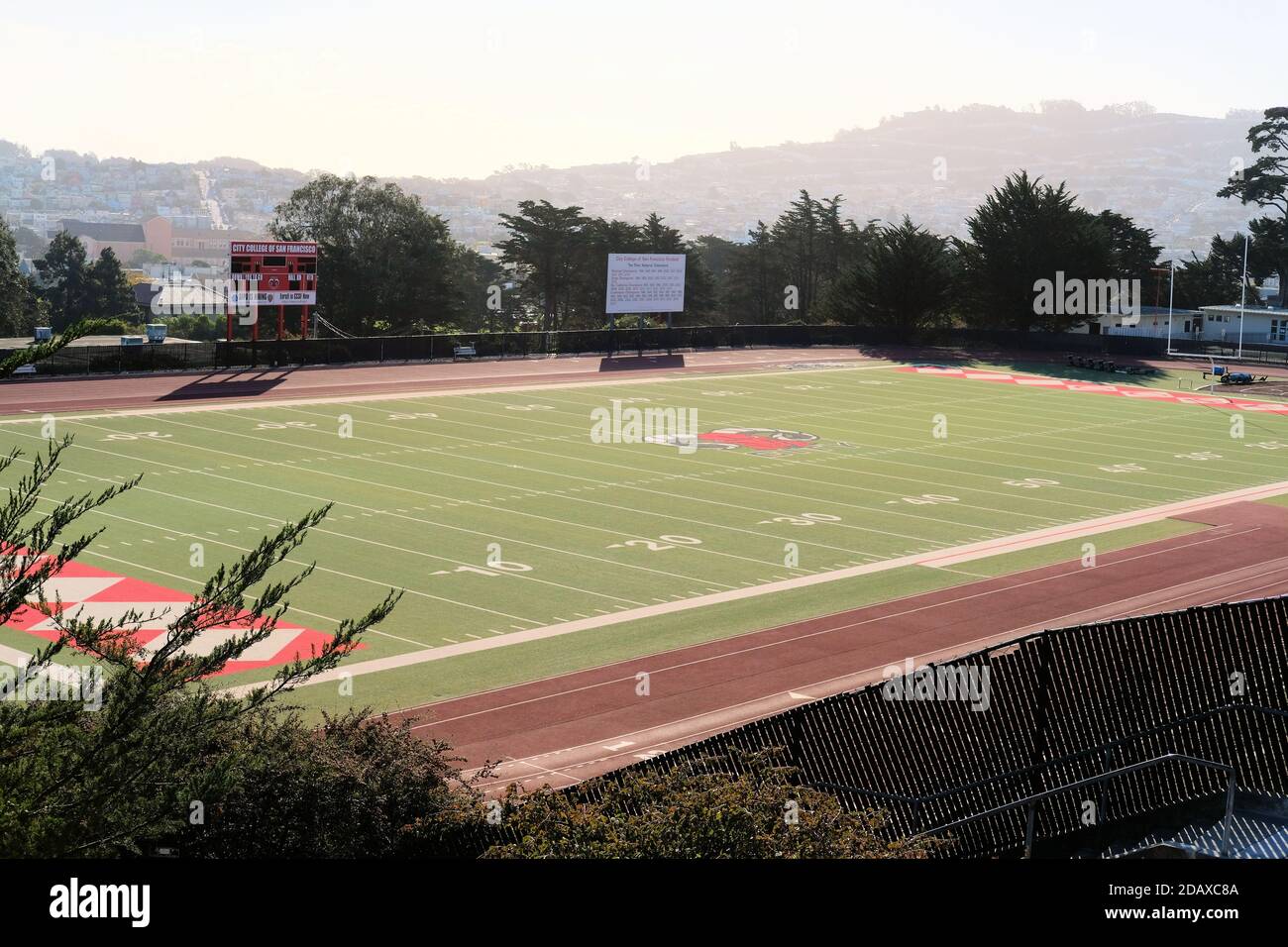 Vista laterale del campo di football e dello stadio del City College of San Francisco a San Francisco, California; atletica del Community College; Rams del CCSF. Foto Stock