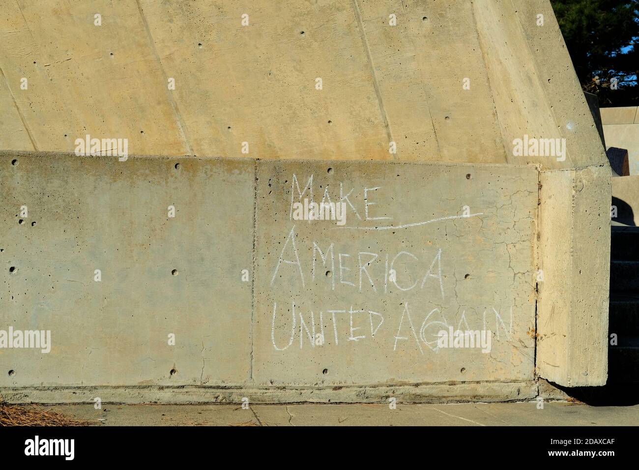 Make America United di nuovo scritto in gesso su un muro di cemento; gridare per il cambiamento nelle elezioni presidenziali del novembre 2020; San Francisco, California. Foto Stock