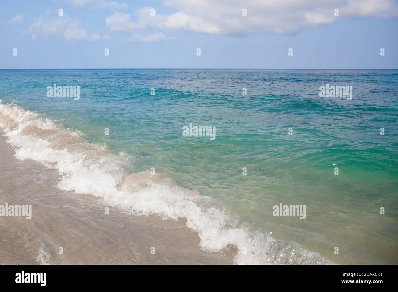 panorama di bella spiaggia di mare, sabbia bianca e bolla delle onde  bianche con giorno di sole, ora estiva, sfondo della spiaggia. Onde sulla  spiaggia di sabbia Foto stock - Alamy