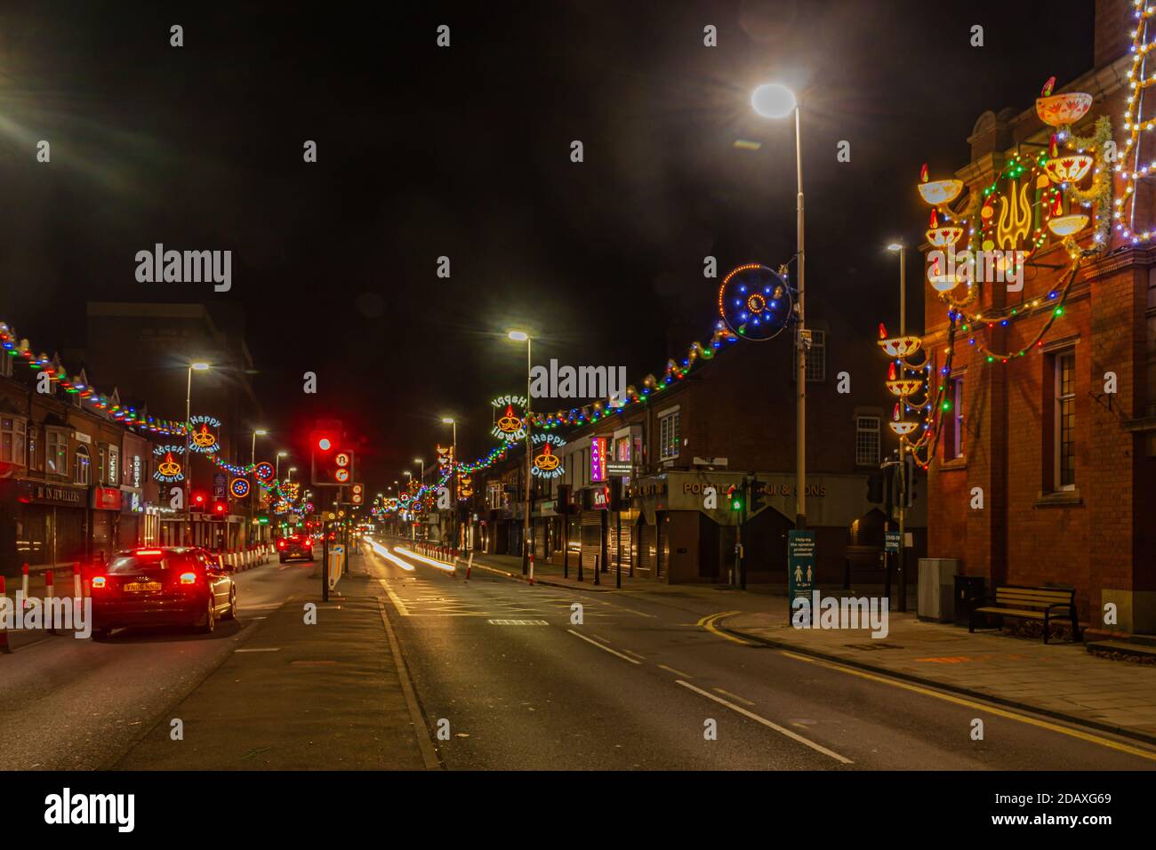 Melton Road a Leicester, chiamata 'Golden Mile' pronta per le celebrazioni di Divali. La città di Leicester, nel Regno Unito, detiene il più grande Diwali cel Foto Stock