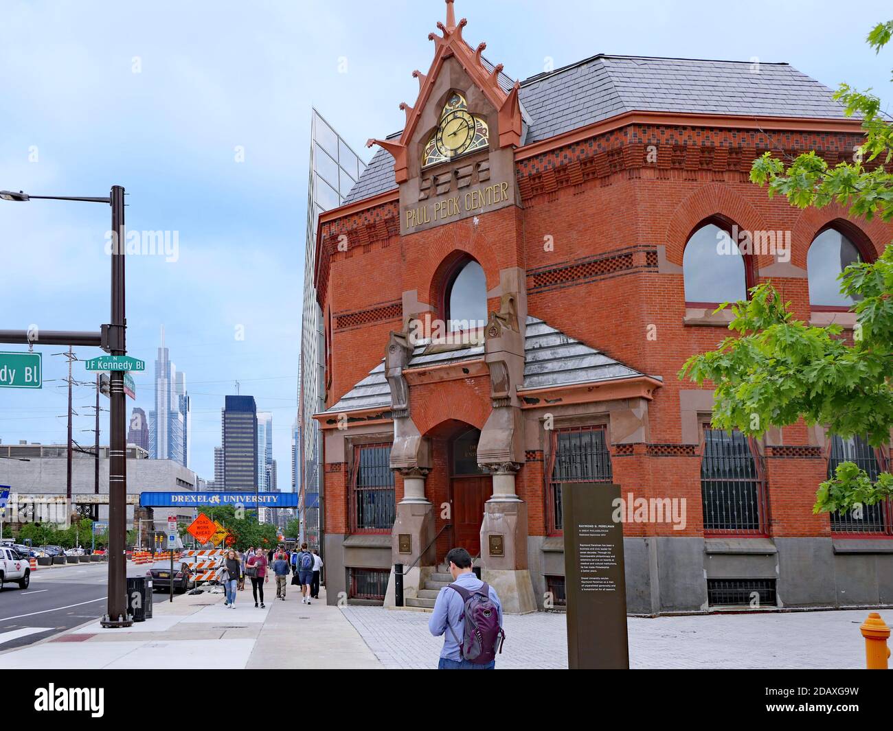 Philadelphia, Stati Uniti - 28 maggio 2019: Campus universitario occupato con edificio antico ornato, Drexel University, Philadelphia Foto Stock