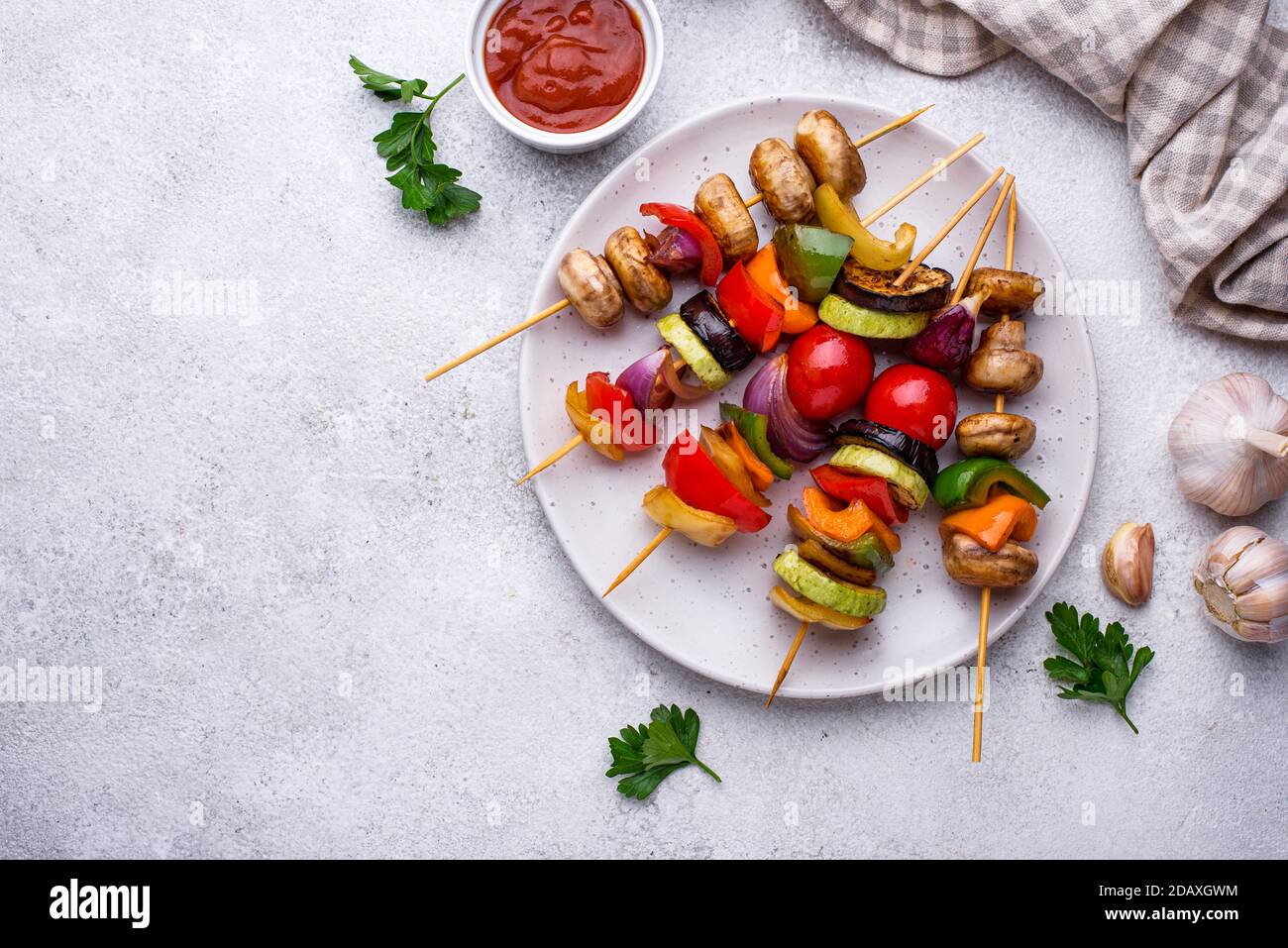 Spiedini vegetariani con diverse verdure alla griglia. Foto Stock