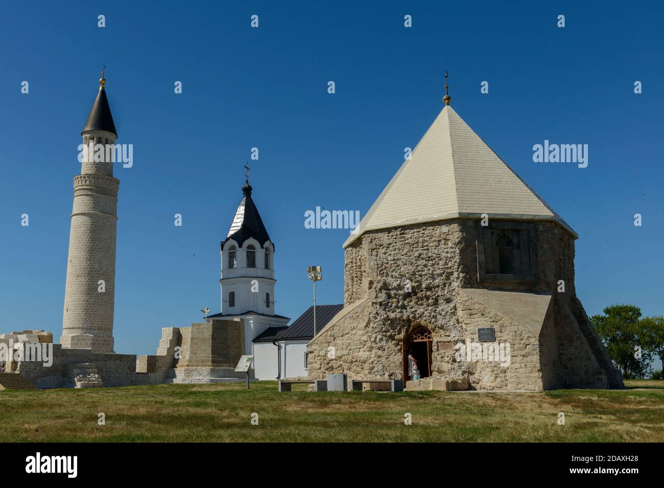 Presunzione Chiesa (datata al 18 ° secolo ma restaurato) e grande Minareto (sinistra) e Mausoleo orientale (in primo piano, a destra) presso la Bolghar Historica Foto Stock