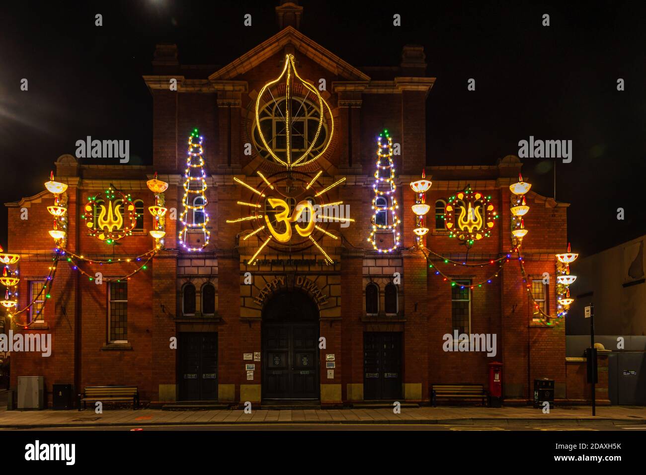 Melton Road a Leicester, chiamata 'Golden Mile' pronta per le celebrazioni di Divali. La città di Leicester, nel Regno Unito, detiene il più grande Diwali cel Foto Stock