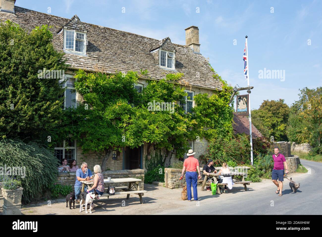 The Swan at Swinbrook, Swinbrook, Oxfordshire, Inghilterra, Regno Unito Foto Stock