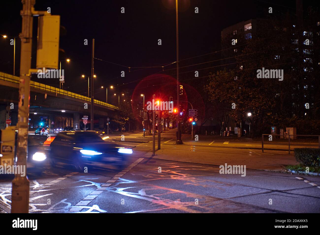 Strada trafficata di notte. Traffico in movimento di notte. Strada trafficata a Monaco di notte. Foto Stock