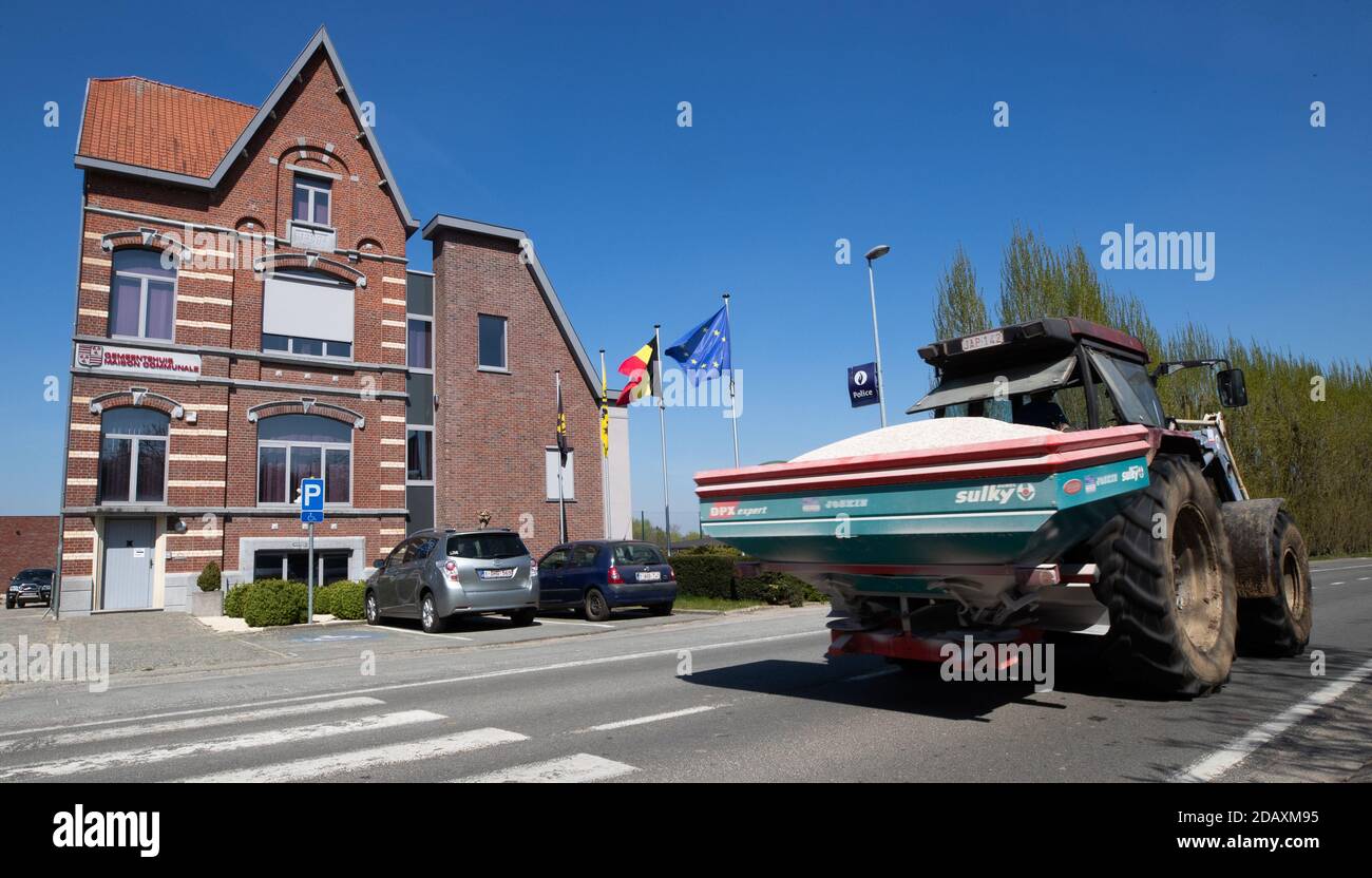Illustrazione immagine mostra il municipio di Bever, una piccola città nella regione Pajottenland, in fiammingo-Brabante, con strutture linguistiche per il francese-sp Foto Stock