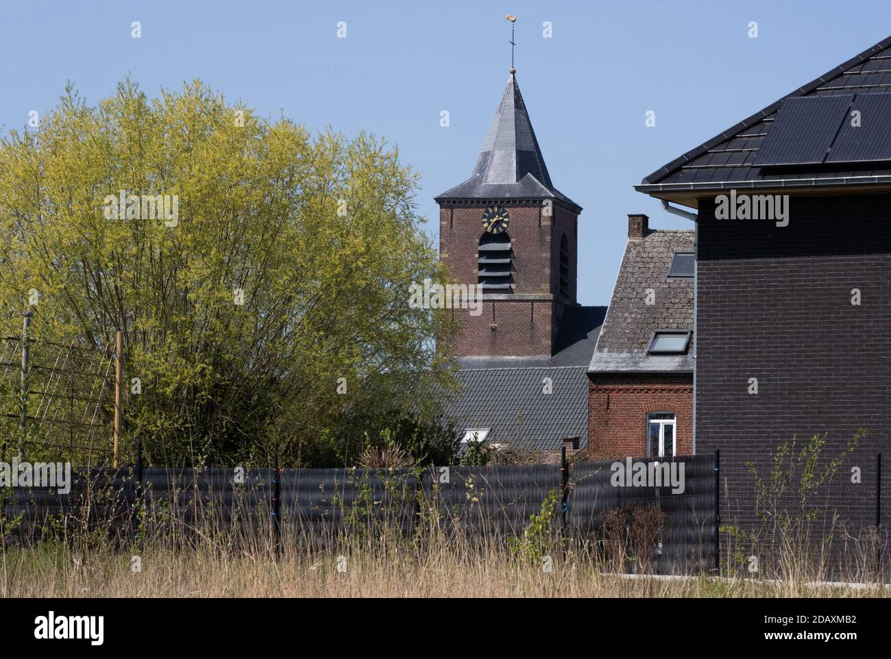 L'immagine illustrativa mostra Bever, una piccola città della regione Pajottenland, nel Brabante Fiammingo, con strutture linguistiche per cittadini di lingua francese, Foto Stock