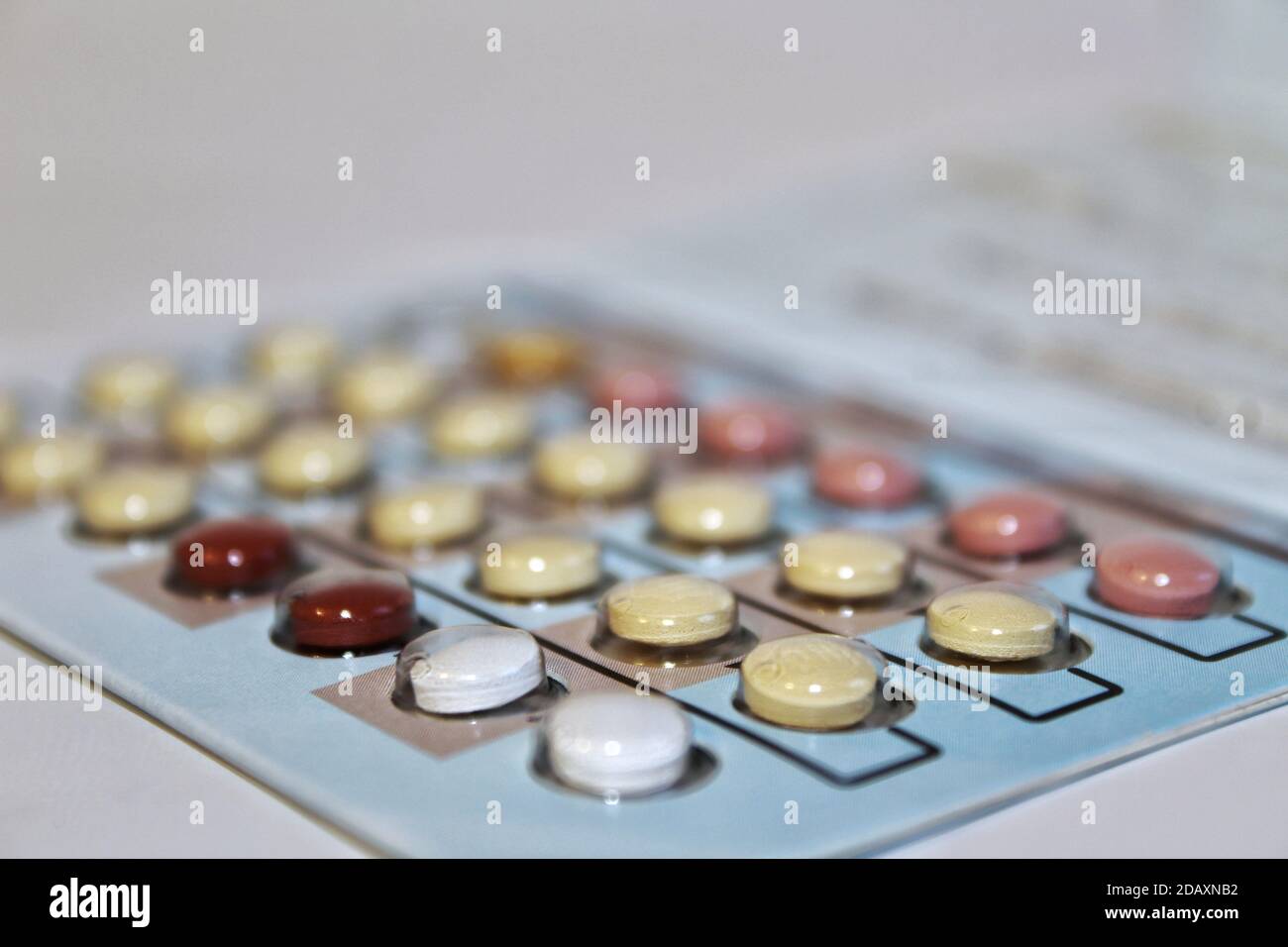 Un pacchetto completo di 28 pillole contraccettive combinate Qlaira Foto Stock