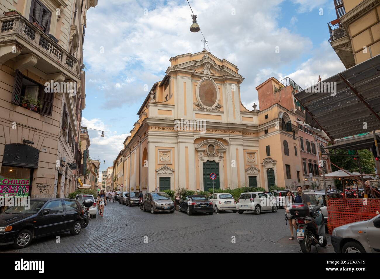 Roma, Italia - 23 Giugno 2018: vista panoramica di Trastevere è il tredicesimo distretto di Roma sulla riva occidentale del Tevere, a sud della Città del Vaticano. Il traffico c Foto Stock