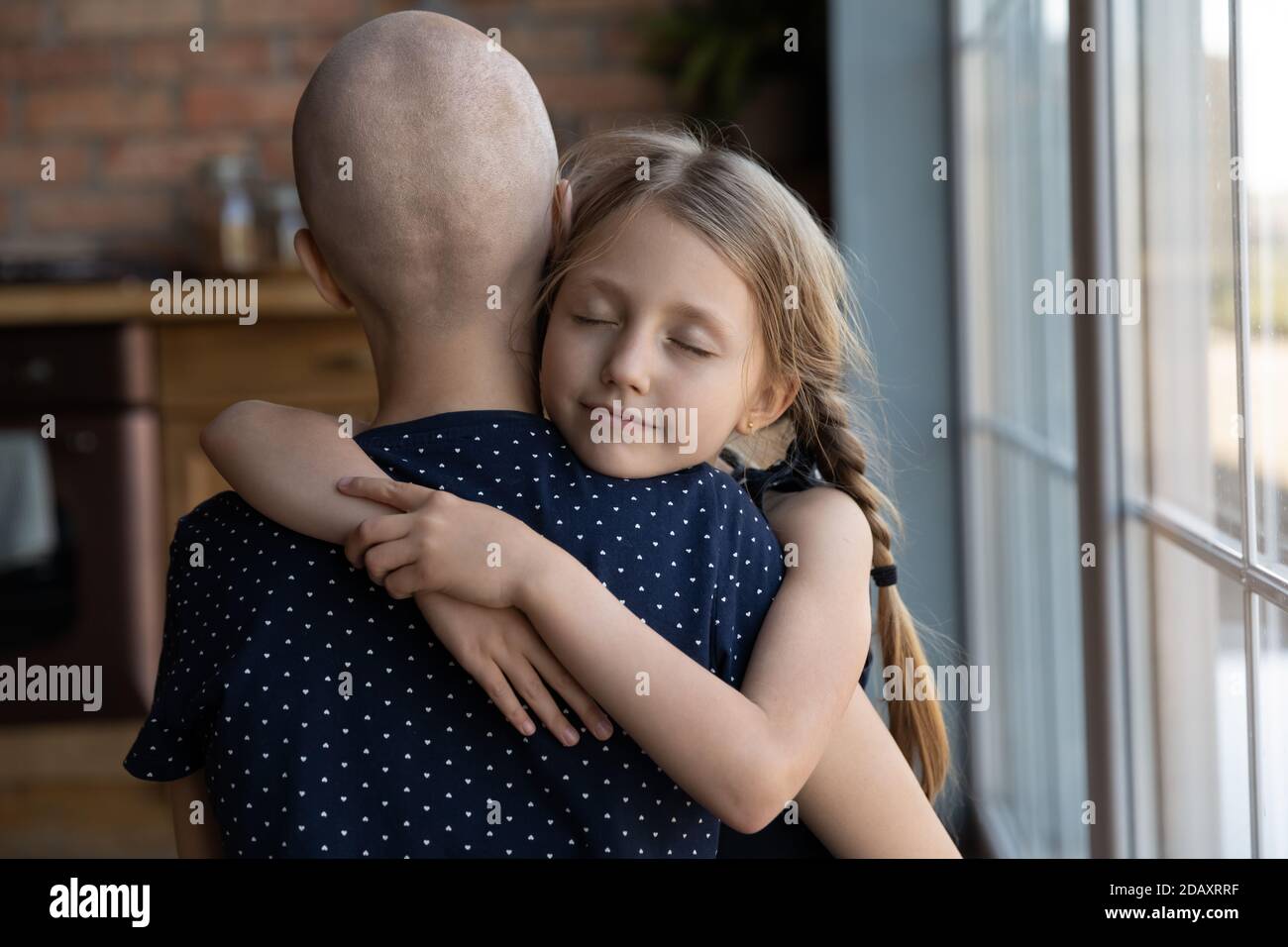 Figlia premurosa abbracciando madre malata credendo nel buon risultato della terapia Foto Stock