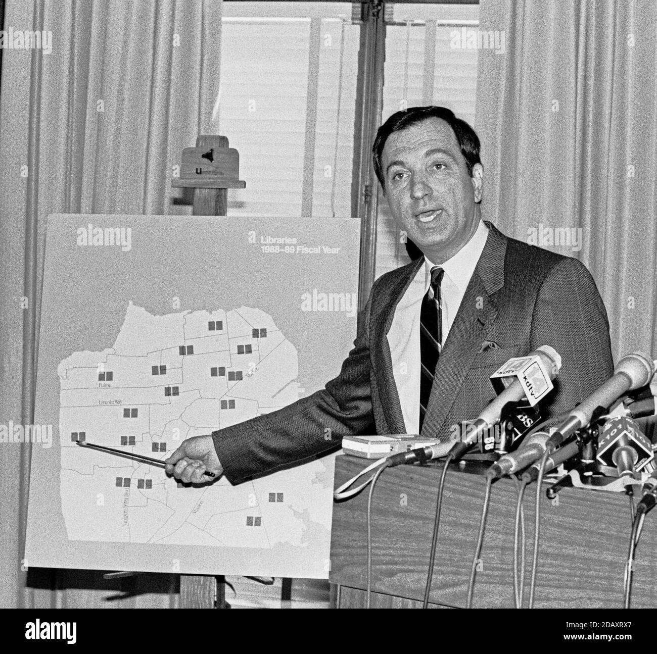San Francisco Mayor Art Agnos che tiene una conferenza stampa nel suo ufficio del municipio sulle biblioteche. Anni ottanta, California, Foto Stock