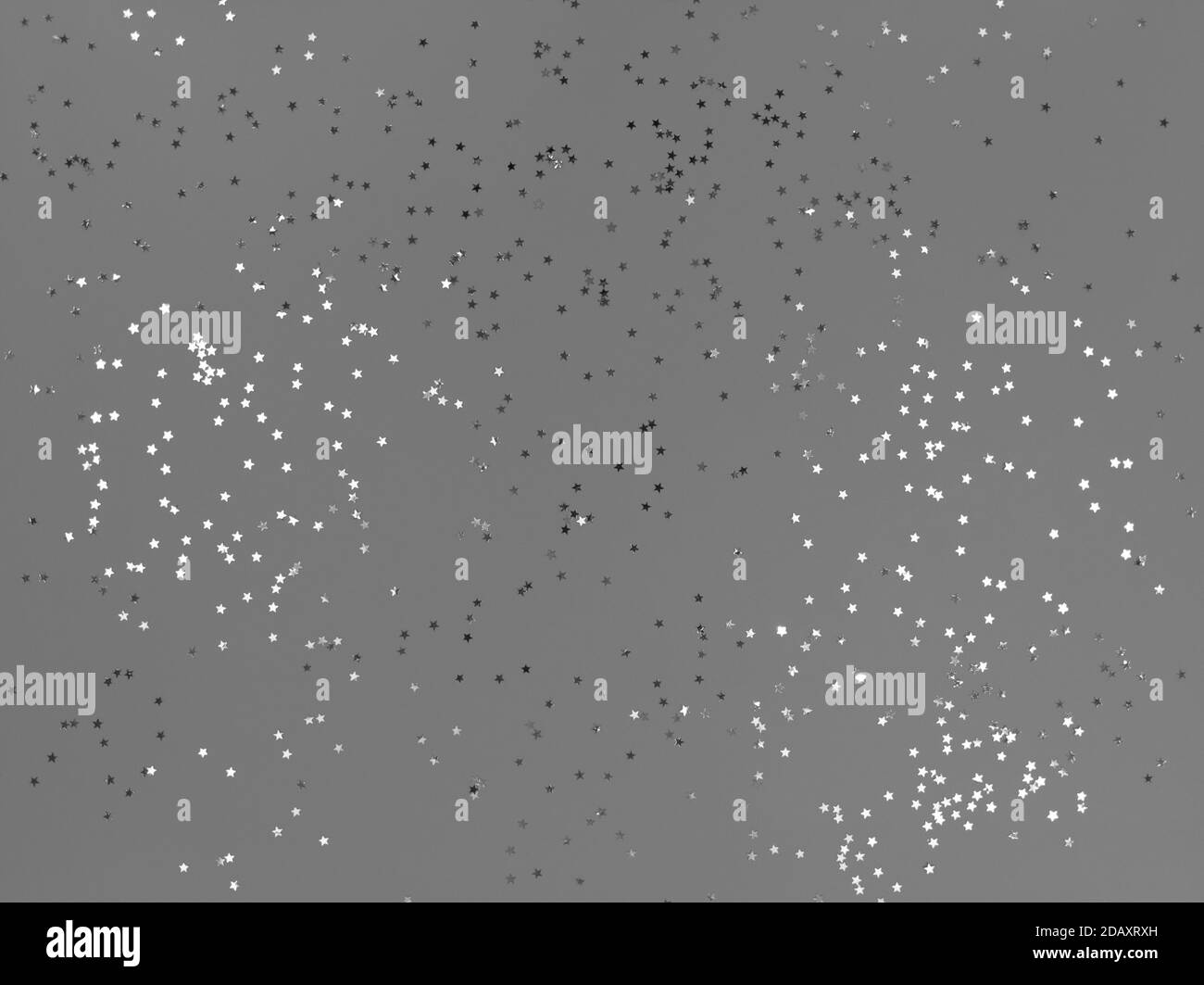 Stelle confetti scintillanti su sfondo grigio. Foto Stock