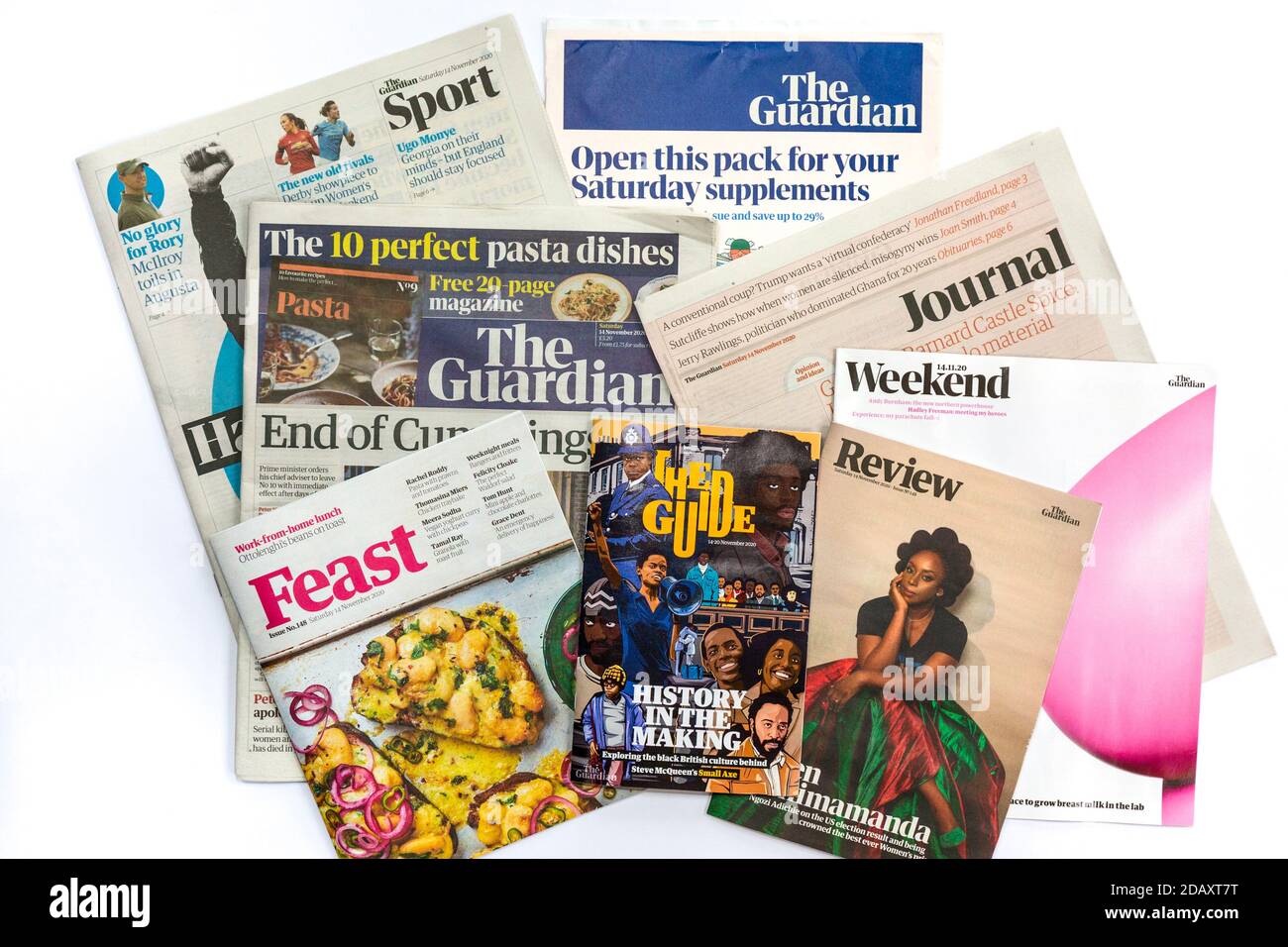 Il giornale Guardian con supplementi di Sabato. Foto Stock