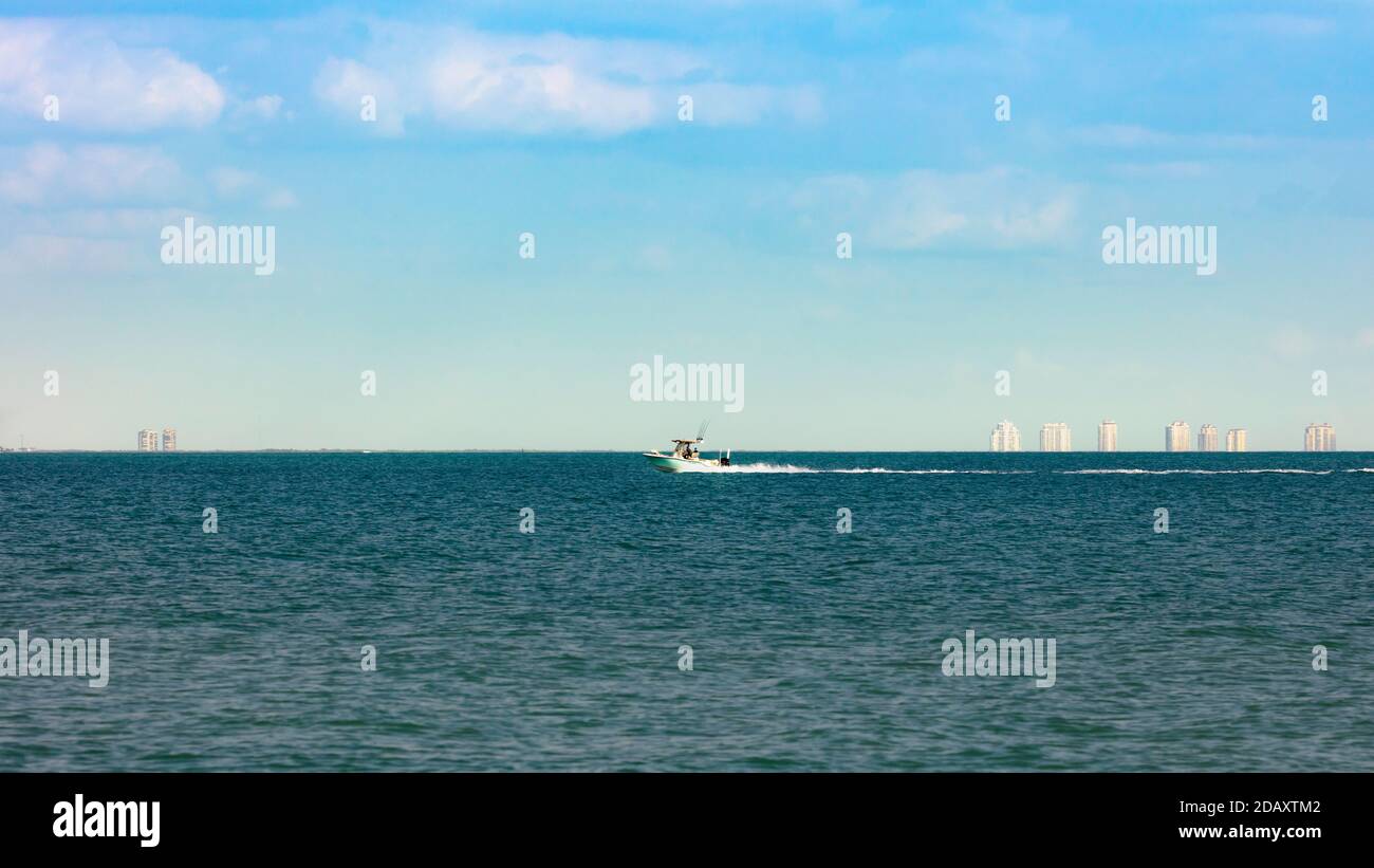Gite in barca sulla Baia di San Carlos sullo sfondo Fort Myers Beach Foto Stock
