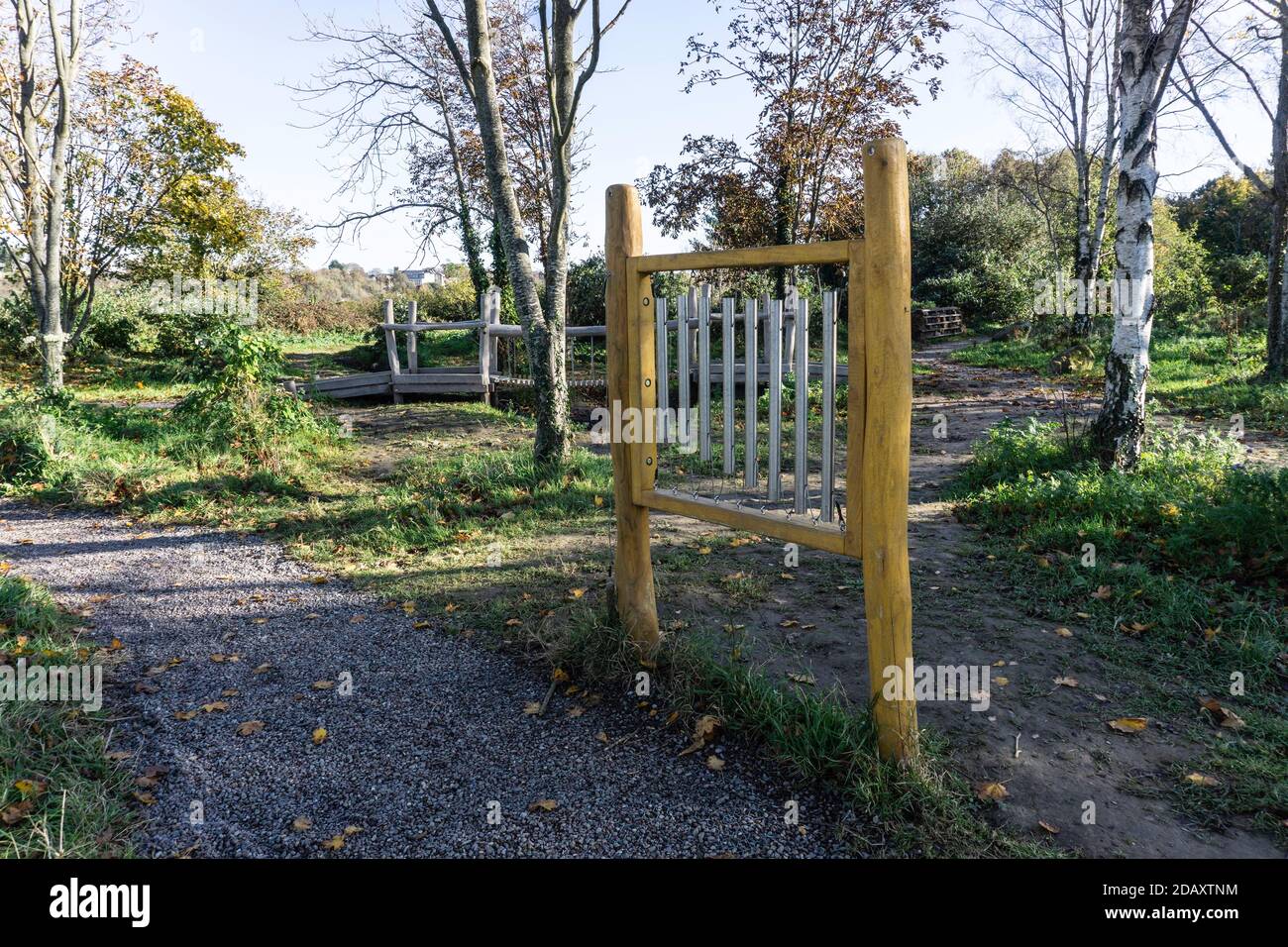 Gli scimini musicali all'aperto a Waterstown Park, a Palmerstown, Dublino, Irlanda. Progettati per incoraggiare le capacità musicali dei bambini, si rivolgono a tutte le età. Foto Stock