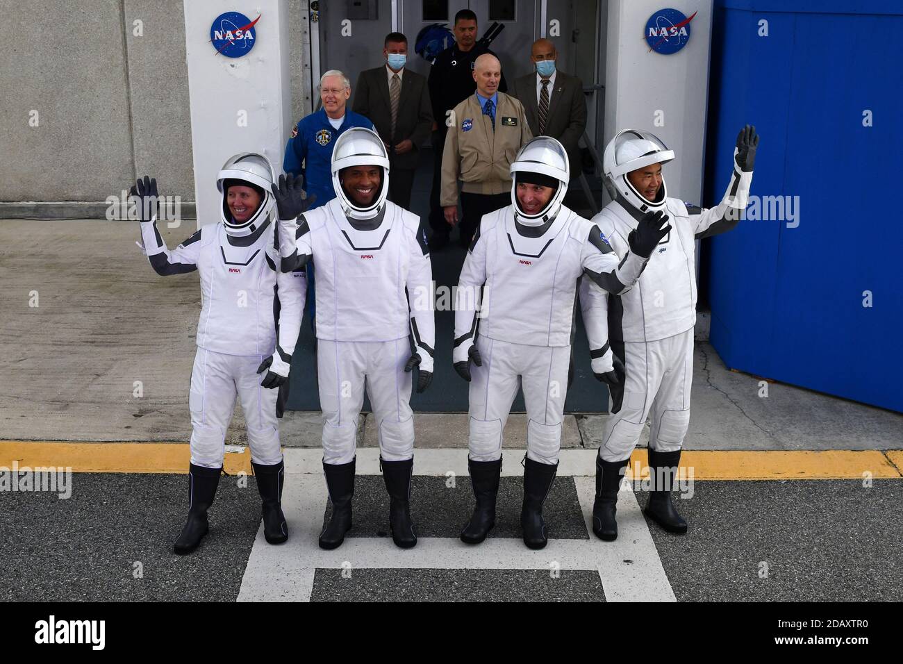 Kennedy Space Center, Stati Uniti. 15 novembre 2020. Gli astronauti della NASA (da l a r) Shannon Walker, Victor Glover, Michael Hopkins e Soichi Noguchi escono dal Neil Armstrong Operations and Checkout Building presso il Kennedy Space Center, Florida, domenica 15 novembre 2020. Il tour si porterà al complesso 39A e salirà a bordo della navicella spaziale Dragon come primo equipaggio operativo che sarà lanciato alla Stazione spaziale Internazionale. Foto di Joe Marino/UPI Credit: UPI/Alamy Live News Foto Stock