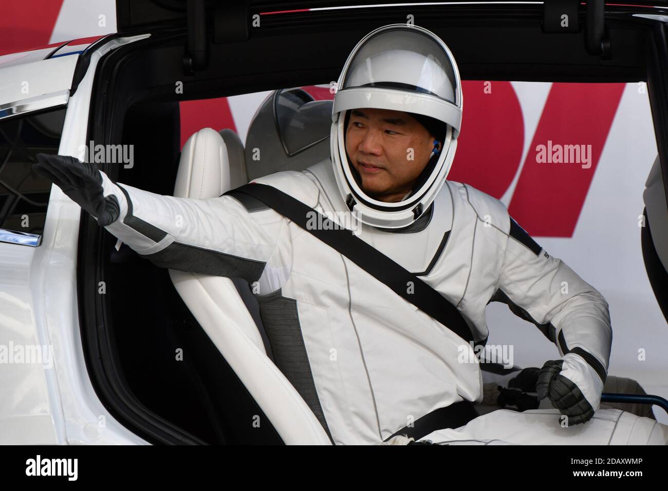 Kennedy Space Center, Stati Uniti. 15 novembre 2020. Japan Aerospace Exploration Agency (JAXA) l'astronauta Soichi Noguchi ondeggia ai membri della famiglia dopo la sua passeggiata fuori dall'o&C Building al Kennedy Space Center, Florida, domenica 15 novembre 2020. Noguchi fungerà da Mission Specialist per il primo equipaggio operativo che sarà lanciato alla Stazione spaziale Internazionale. Foto di Joe Marino/UPI Credit: UPI/Alamy Live News Foto Stock