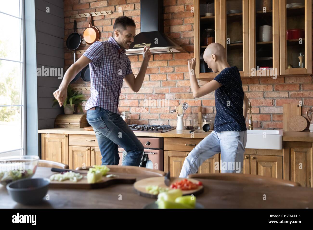 Sposo e moglie si sono combattersi contro la danza del cancro in cucina Foto Stock