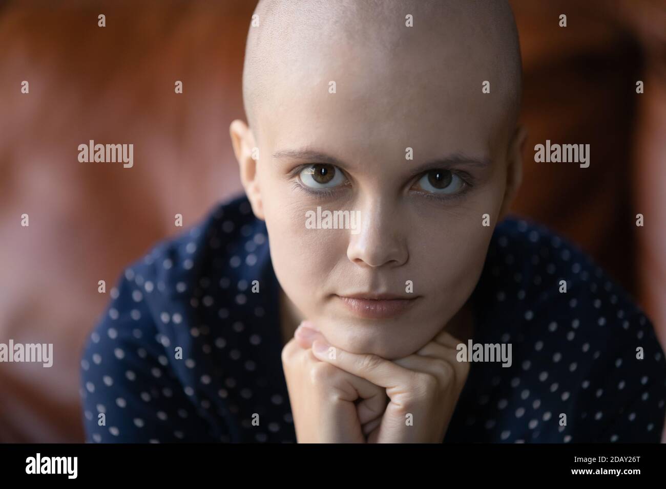 Donna concentrata che ha i poteri di raccolta oncologica per lottare per la vita Foto Stock