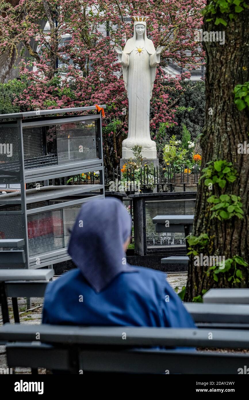 L'illustrazione raffigura una suora nel Santuario di Beauraing - Sito delle Apparizioni di Beauraing, sabato 09 maggio 2020. BELGA FOTO BRUNO FAHY Foto Stock