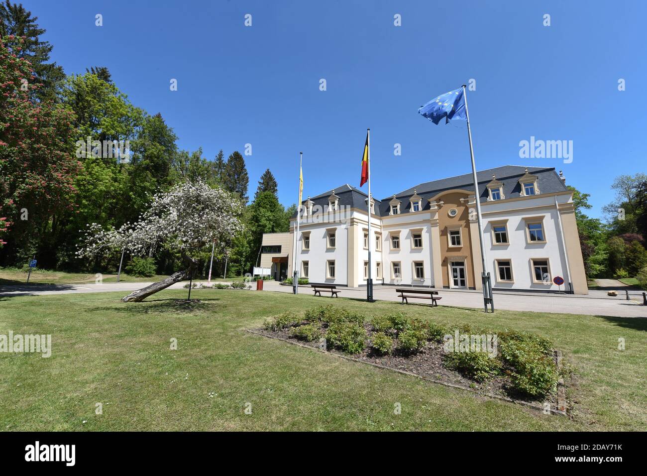 Immagine che mostra il municipio e Parc du Chatelet a Habay, venerdì 15 maggio 2020. BELGA FOTO JEAN-LUC FLEMAL Foto Stock