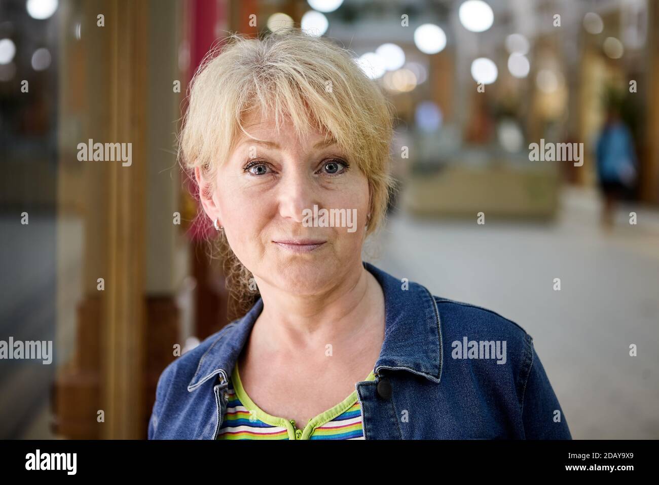 Attraente donna matura con ritratto dei capelli corti all'aperto. Foto Stock