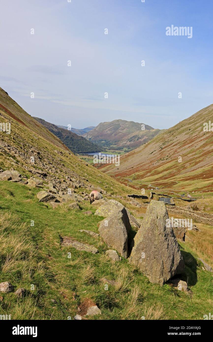 Passo di Kirkstone, A592 da Windermere a Patterdale, Cumbria, con l'acqua dei fratelli in distanza. Foto Stock