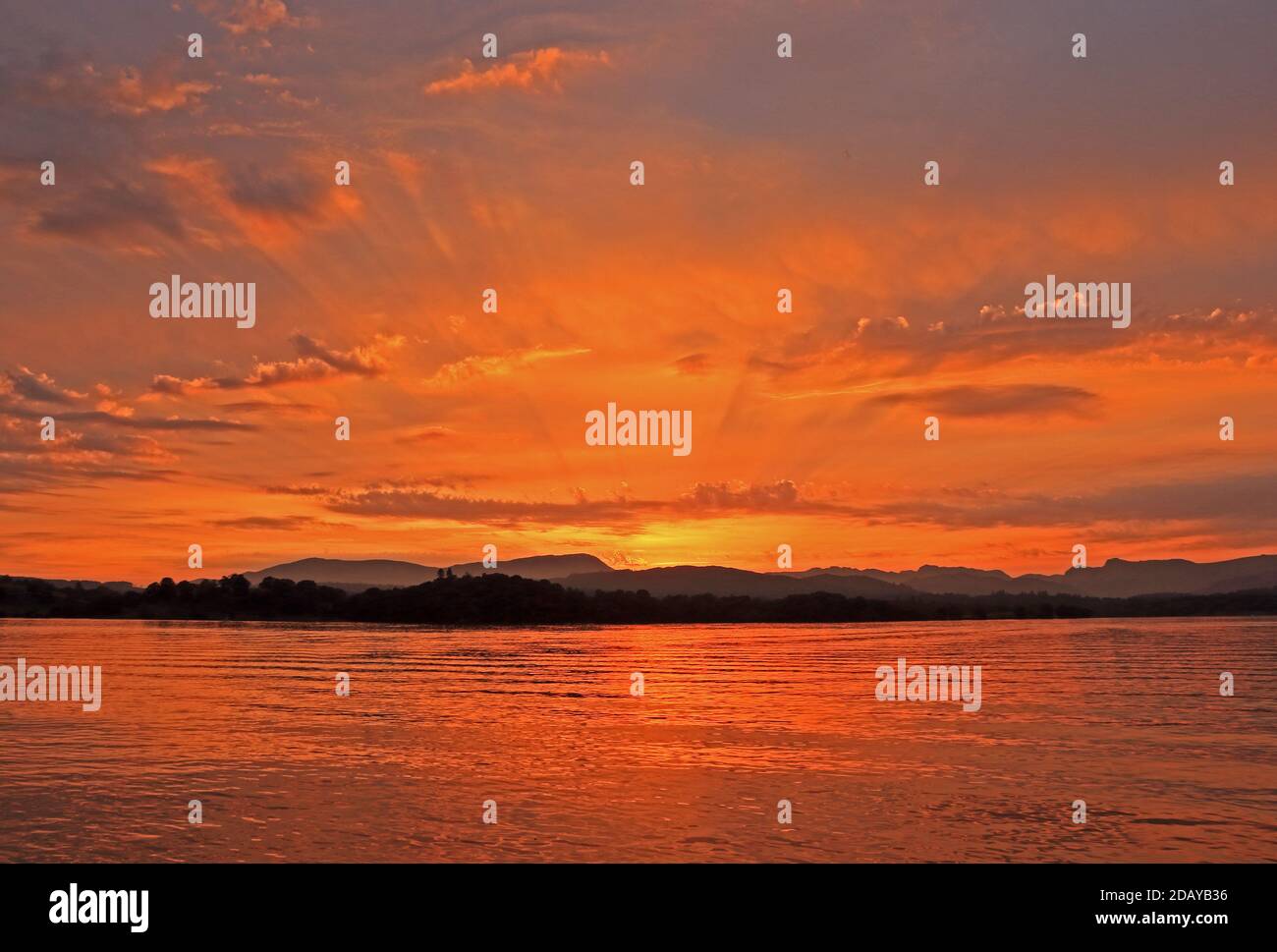 Tramonto sul lago Windermere, guardando verso ovest, verso Langdale Valley Foto Stock