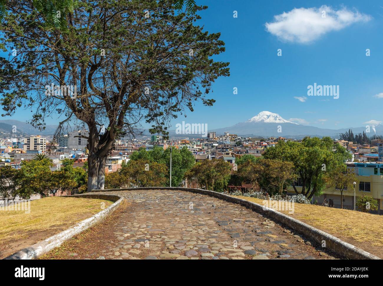 La città di Riobamba con il vulcano Chimborazo sullo sfondo, Ecuador. Foto Stock